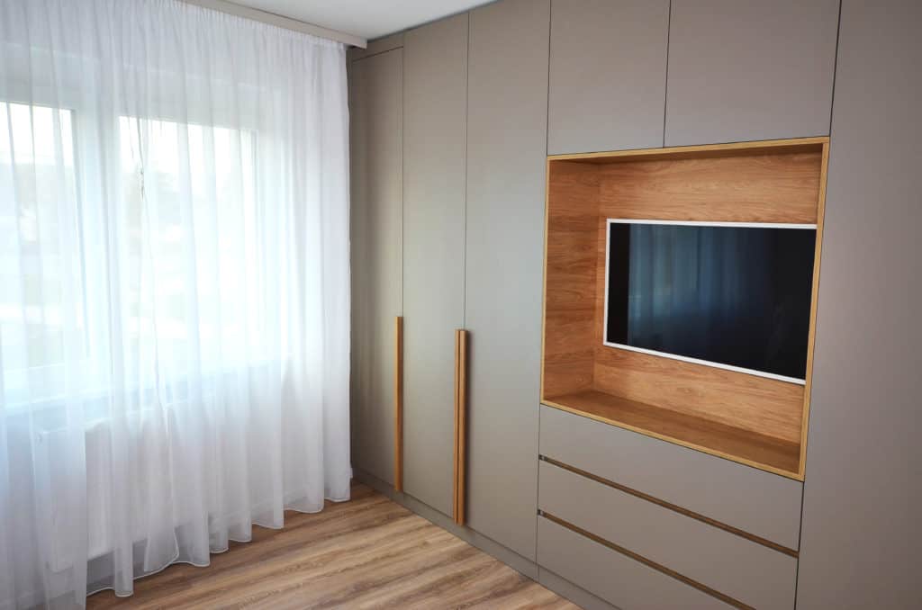 VYVÁŽENÁ TYRKYSOVÁ KUCHYŇA DO U A KOMPLETNÁ REALIZÁCIA NÁBYTKU DO BYTU MODERNÉ KUCHYNE, FAREBNÉ KUCHYNE