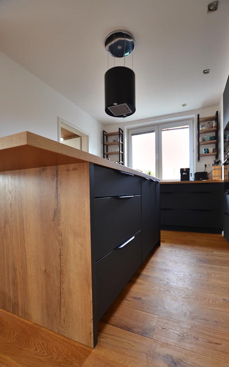 ČIERNA KUCHYŇA S DREVOM V MULTIFUNKČNOM PRIESTORE ČIERNE KUCHYNE, KUCHYNE S OSTROVČEKOM, LUXUSNÉ KUCHYNE, MATNÉ KUCHYNE, MODERNÉ KUCHYNE, ŠTÝLOVÉ KUCHYNE