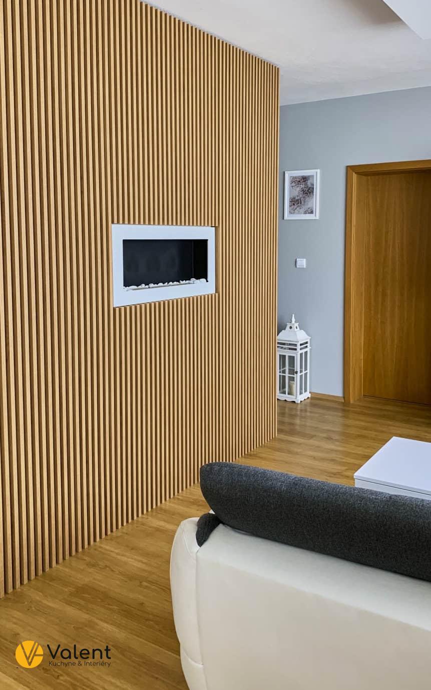 Lamelova deliaca stena slúžiaca ako TV zostava 
