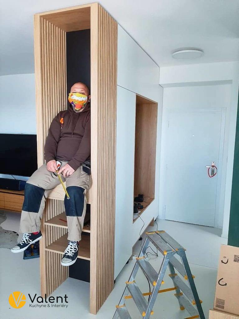 DREVENÉ LAMELY NA STENU A LAMELOVÉ SÚSTAVY NA MIERU MODERNÉ KUCHYNE