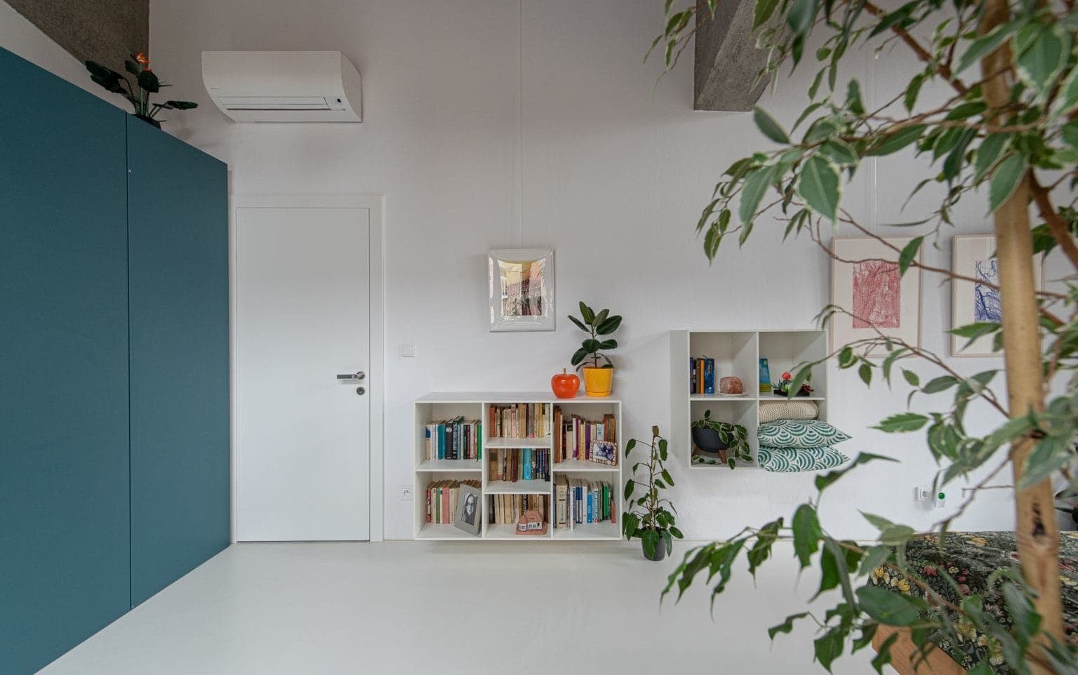 INDUSTRIAL LOFT: ŽIVÝ PRIEMYSELNÝ DIZAJN A MINIMALIZMUS KUCHYNE S OSTROVČEKOM, DIZAJNOVÉ KUCHYNE, FAREBNÉ KUCHYNE, MODERNÉ KUCHYNE S OBÝVAČKOU