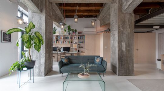 Industrial Loft: živý priemyselný dizajn a minimalizmus Biele kuchyne, Biele kuchyne s drevom, Kuchyne do U